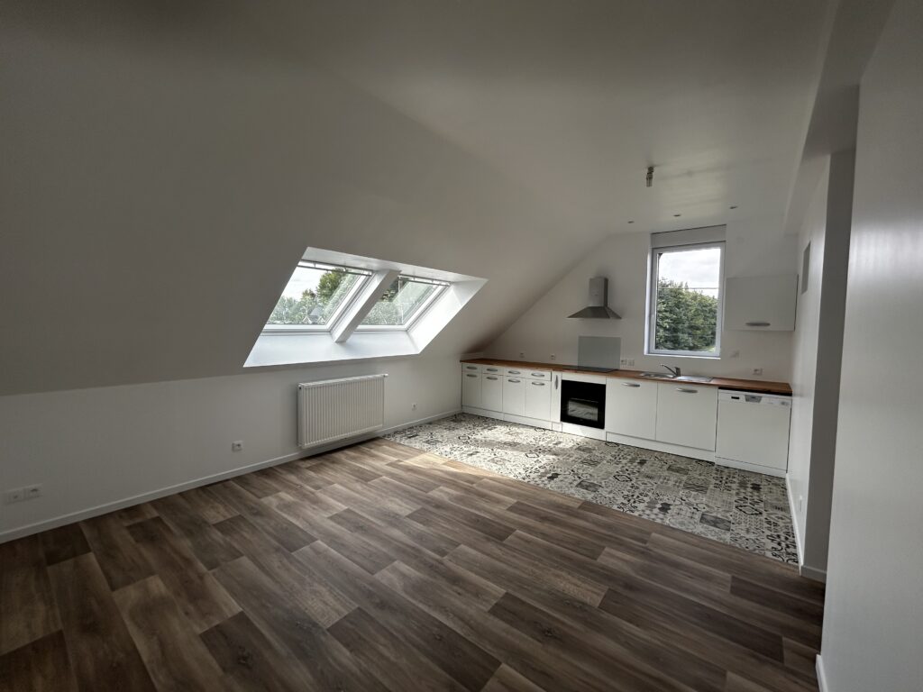Aménagement de combles complet pour un studio. Combles aménagés en chambre avec fenêtre de toit Velux, De Sousa Home, Hauts-de-France.