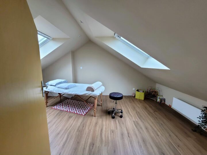 Combles aménagés en cabinet de soin avec fenêtres de toit Velux, espace lumineux et épuré, réalisation De Sousa Home, Hauts-de-France