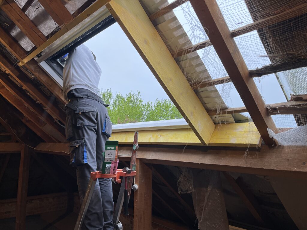 Artisan De Sousa Home en cours de pose d'une fenêtre de toit Velux, Blaringhem, Hauts-de-France