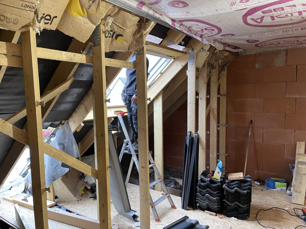Chantier d'aménagement de combles en cours, pose de fenêtre de toit Velux SK06, Sailly-sur-la-Lys, Hauts-de-France