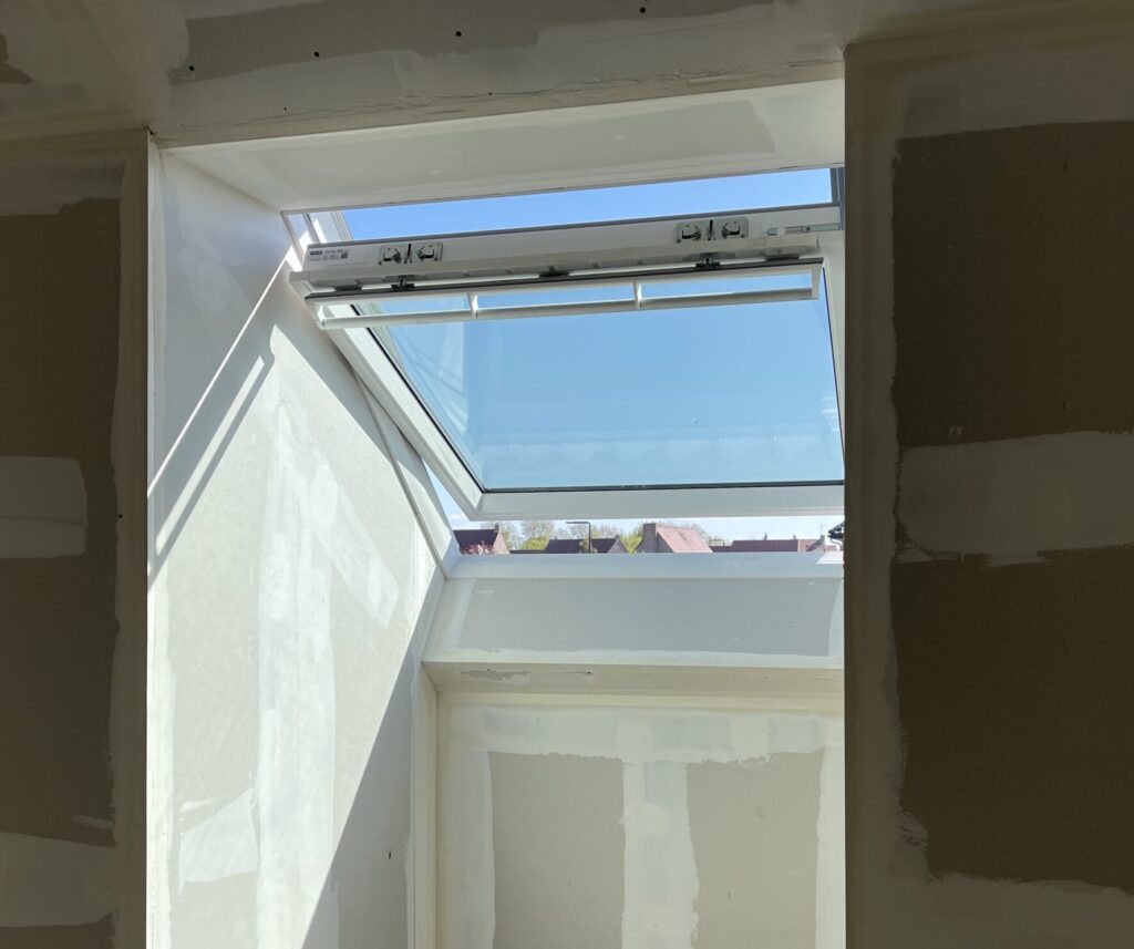Fenêtre de toit Velux SK06 posée et ouverte, finitions en cours, combles aménagés, Sailly-sur-la-Lys, Hauts-de-France