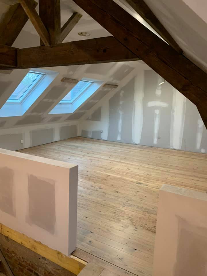 Aménagement de combles dans les Hauts-de-France avec deux fenêtres de toit Velux®