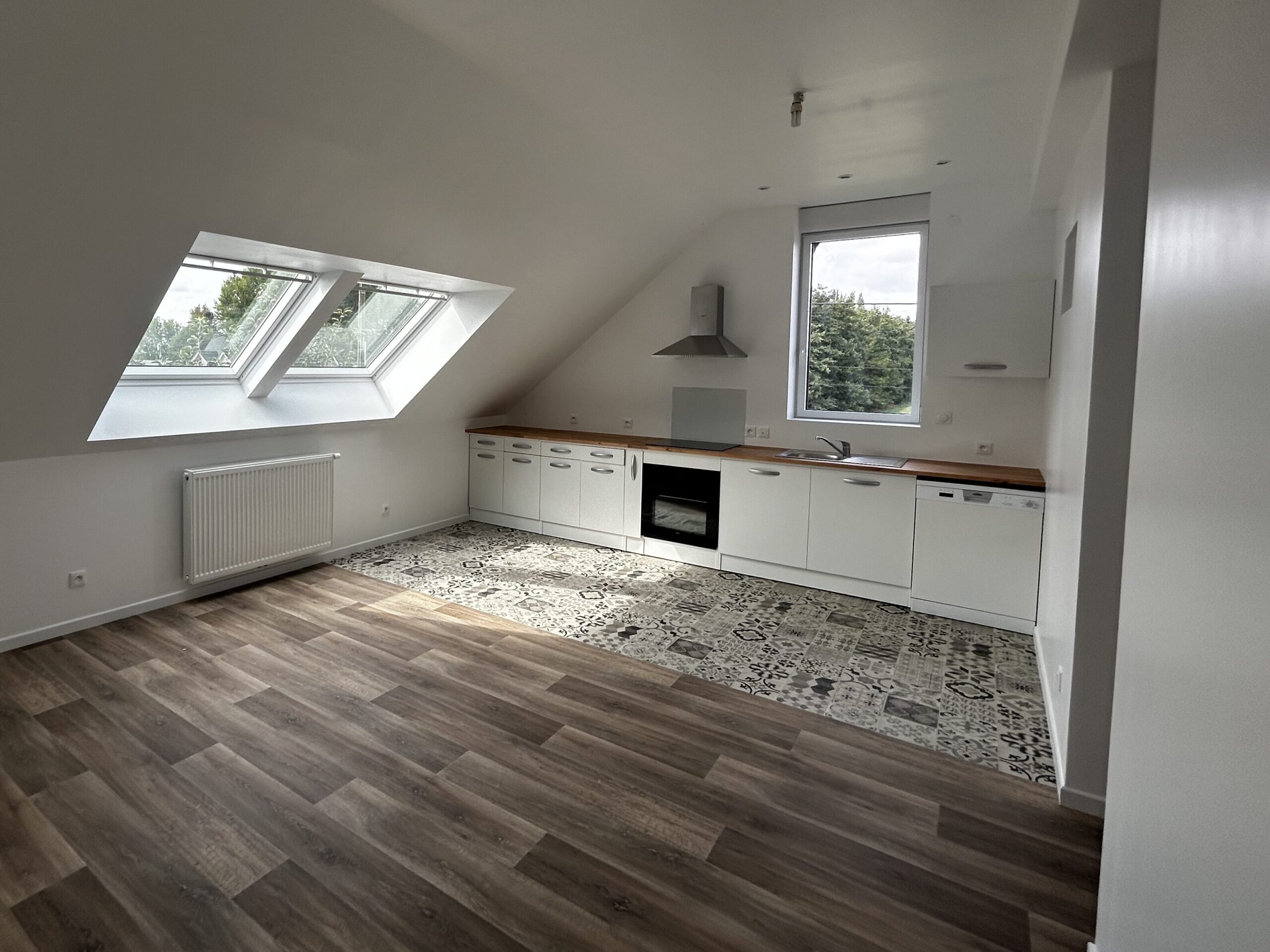 Aménagement de combles complet pour un studio. Combles aménagés en chambre avec fenêtre de toit Velux, De Sousa Home, Hauts-de-France.